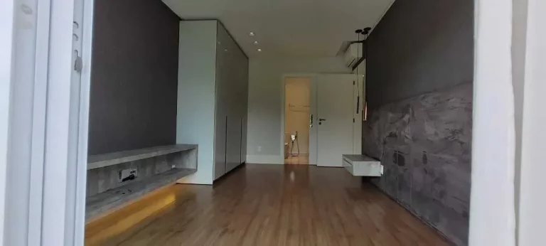 Imagem Apartamento mobiliado em condomínio fechado com 3 dormitórios sendo 1 suíte e 2 vagas de garagem em Itajaí/SC