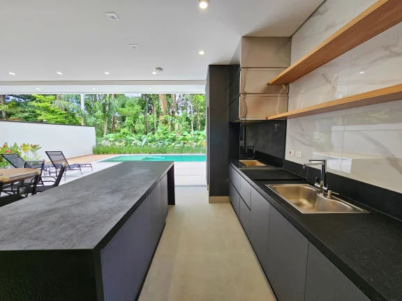 Imagem Casa de Luxo à Venda na Riviera de São Lourenço - Módulo 16: 5 Suítes, 3 Salas, 4 Vagas de Garagem e Piscina!