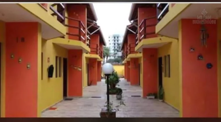Imagem Sobrado em condominio fechado com piscina 100 metros da praia!