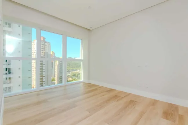 Imagem Apartamento com 3 suítes e 3 vagas de garagem em Balneário Camboriú