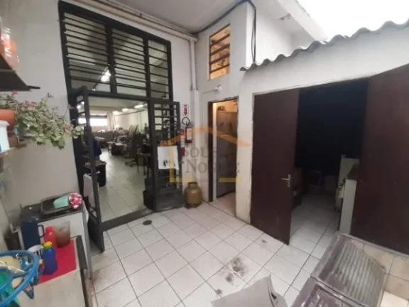 Imagem Salão com 200m² de área útil, sendo 100m² no térreo, com pé direito duplo, e mais 100m² no a...