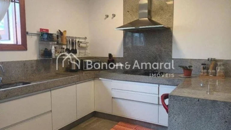 Imagem Linda e espaçosa casa com sala de estar, sala de jantar, cozinha, copa, lavabo, varanda gourmet, ri...