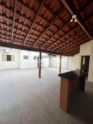 Imagem Casa à venda na Zona Leste de Londrina com 3 quartos, 2 banheiros, cozinha com armários, churrasqueira, quarto e banheiro nos fundos, em terreno de 250m²