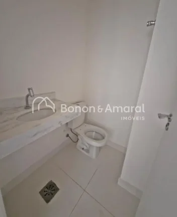 Imagem Casa com 2 suítes, amplas salas de estar e jantar, lavabo, cozinha e lavanderia. O condomínio é e...