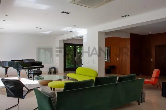 Imagem Venha conhecer esta magnífica residência situada no quarteirão mais desejado e privilegiado do Jardim Europa. Localizada em uma rua tranquila e arbori