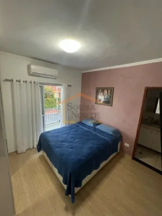 Imagem Sobrado com corredor lateral, 3 dormitÃ³rios, sendo 1 suÃ­te, pisos em madeira, sacada, rico em armÃ...
