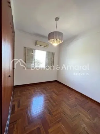 Imagem A casa possui um amplo espaço interno, com 3 quartos, sendo uma suíte com varanda, todos equipados...