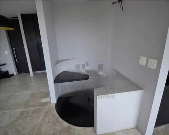 Imagem Cobertura duplex, ampla, bem distribuída com piso de tacos, armários embutidos, gabinete nos banhe...