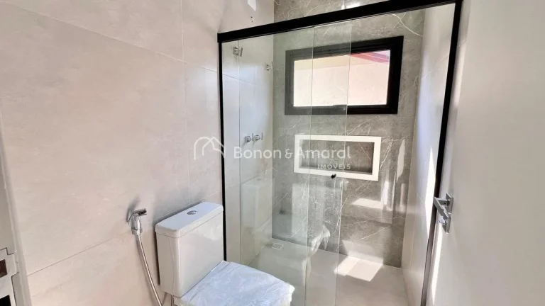 Imagem Apresentamos uma belíssima casa de luxo localizada no exclusivo Condomínio Portal do Jequitibá, e...