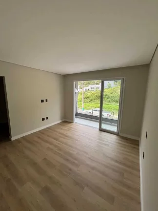 Imagem Sobrado com 3 dormitórios sendo 2 suítes e 1 master e 2 vagas de garagem, Camboriú/SC