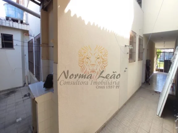 Imagem Casa à Venda na Atalaia: 4 Quartos, 3 Suítes, 2 Salas, 6 Banheiros, 3 Vagas de Garagem. Próximo a Orla da Atalaia.