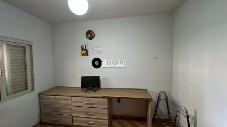 Imagem Casa ampla de 2 andares, próxima à Avenida Guilherme Ferreira, com 3 quartos incluindo 1 suíte
