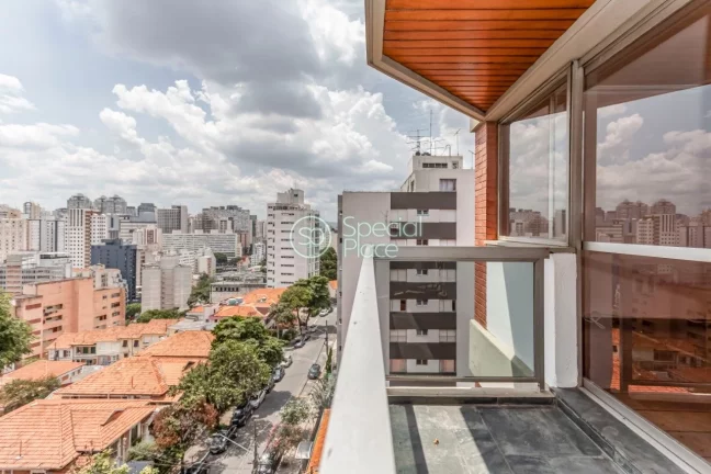 Imagem Apto rico em iluminação natural e repleto de janelas grandes. Vista eterna e para as arvores e o m...