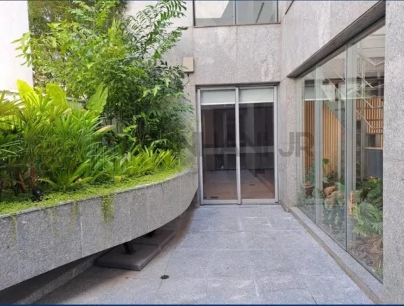 Imagem Excelente oportunidade de locação! Prédio Comercial de 600 m² de alto padrão, com uma localização privilegiada em uma via de grande circulação. Este i