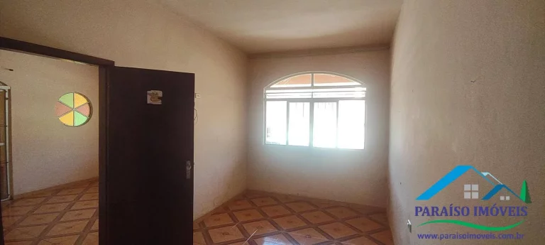 Imagem More no Centro de Paraisópolis - Casa com 3 dormitórios