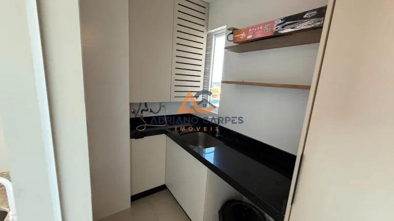 Imagem Seu 3 Quartos MOBILIADO, sendo 01 suíte no Centro de Navegantes perto da Praia e de tudo. Adriano Carpes Imóveis vende.
