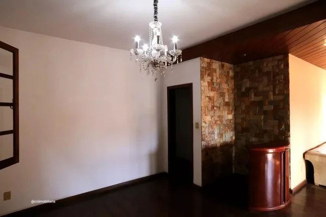 Imagem Casa com aproximadamente 200m² em um lote de 360m² de área, ideal para quem busca espaço, confor...