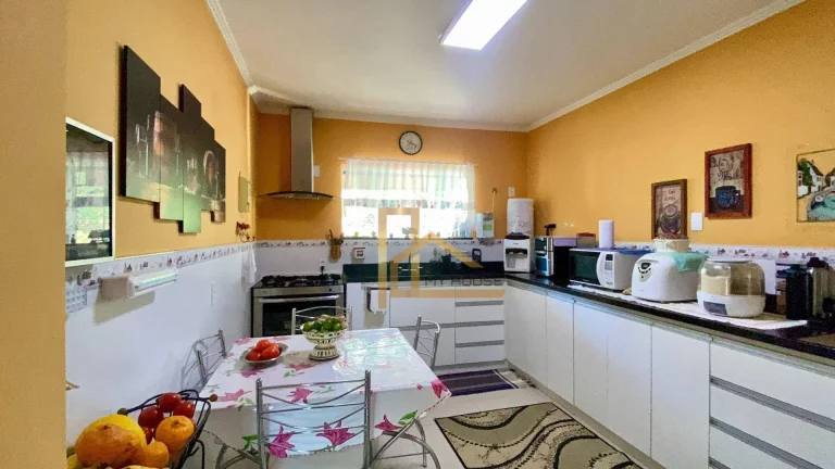 Imagem Aconchegante casa com 3 quartos em condomínio Clube, com Vista Perene Para a Mulher de Pedras em Vargem Grande Teresópolis-RJ.