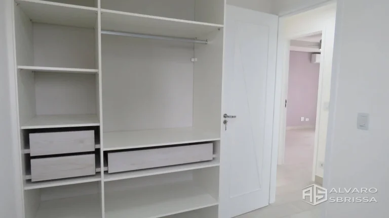 Imagem Apartamento novo com 3 dormitórios sendo uma suíte, com sacada, todos com ar condicionado, repleto de armários. 84m2 - vejas as fotos do condominio