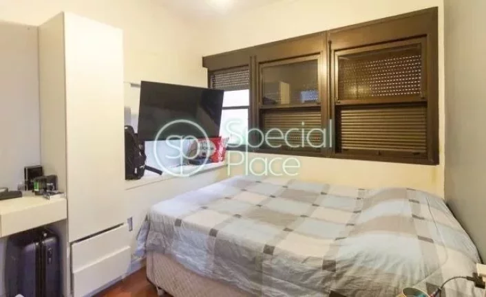 Imagem Oportunidade para reforma em Moema Pássaros Apartamento para reforma com ótima planta, sala bem am...