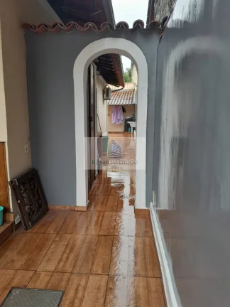 Imagem Imperdível Casa à Venda em Itaipu, Niterói-RJ: 2 Quartos, 1 Suíte, 1 Sala, 3 Banheiros, 5 Vagas e 90m² de Área!