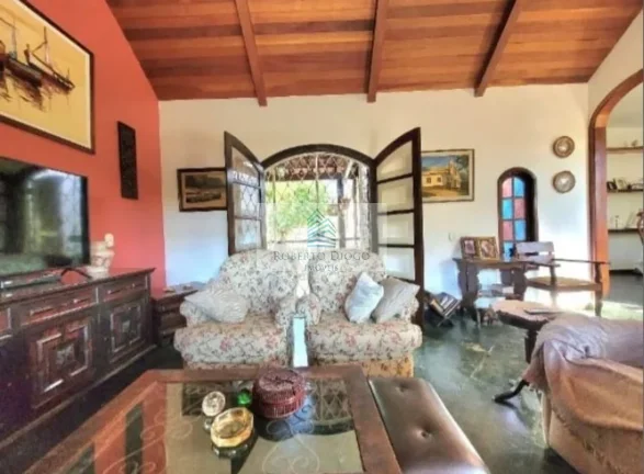 Imagem Casa de Luxo à Venda em Maria Paula, Niterói-RJ: 4 Quartos, 1 Suíte, 2 Salas, 3 Banheiros, 3 Vagas de Garagem