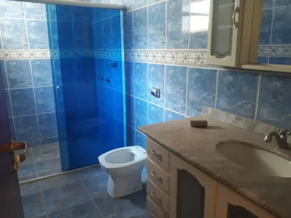 Imagem Casa com 3 dormitórios (1 suite), sala, banheiro social com box blindex e armários, cozinha com AE...