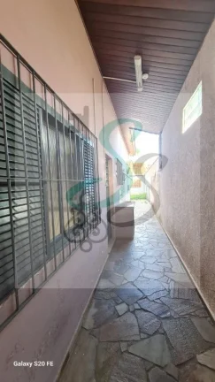 Imagem Venda de casa na Vila Nunes, Lorena. 3 dormitórios sendo 1 suíte, sala, cozinha com armários, área de serviço, 3 banheiros, 2 vagas de garagem cober