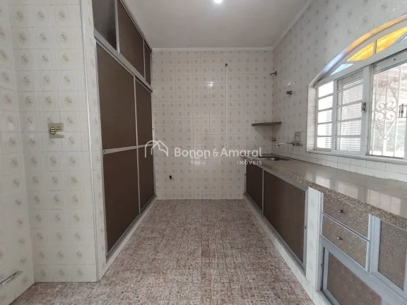 Imagem Casa da frente com 2 dormitórios com armários embutidos, banheiro social, sala com varanda integra...