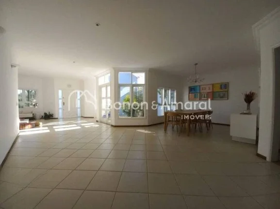 Imagem OPORTUNIDADE! 
Casa de alto padrão, bem situada no condomínio, em rua de pouco tráfego, ambientes...