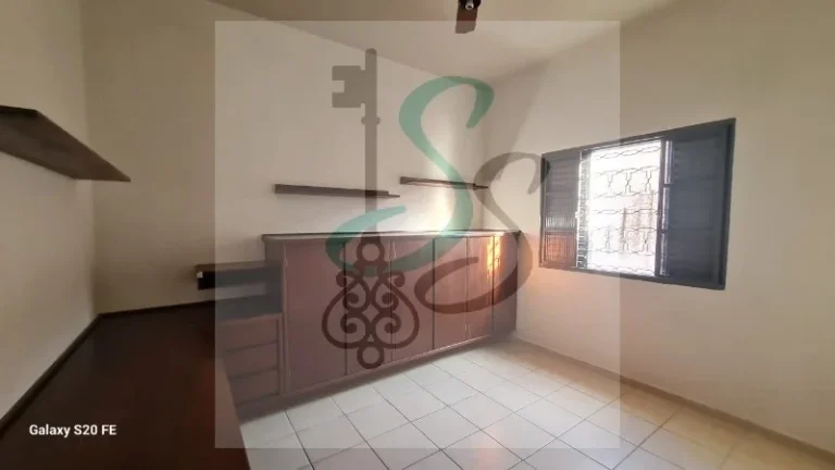 Imagem Venda de casa na Vila Nunes, Lorena. 3 dormitórios sendo 1 suíte, sala, cozinha com armários, área de serviço, 3 banheiros, 2 vagas de garagem cober
