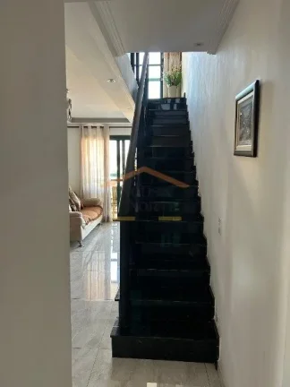 Imagem Apartamento Duplex com 164m², dispõe de 4 dormitórios, sendo 2 suítes, 3 com armários planejado...