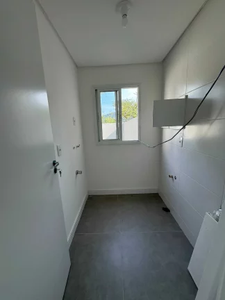 Imagem Sobrado com 3 dormitórios sendo 1 suíte e 2 vagas de garagem no Bairro Espinheiros em Itajaí