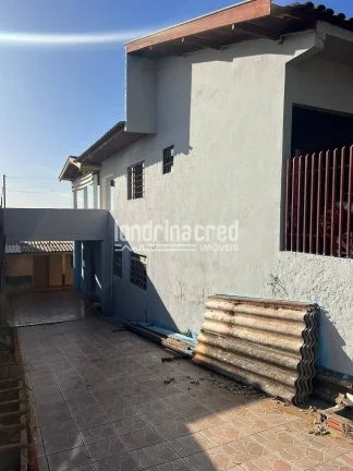 Imagem Casa ampla de 2 pisos, pronta para morar e escriturada! 4 quartos, 3 banheiros, área com vista para Londrina e dependência para reformas. Garagem inclusa!