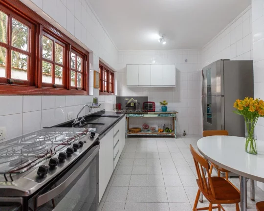 Imagem FRENTE PARA REPRESA DE GUARAPIRANGA PÉ NA ÁGUA ALTO PADRÃO SOBRADO 410,00 M CONSTRUÍDOS 3 SUÍTES 3 SALAS COZINHA AMPLA EDÍCULA 8 VAGAS ÓTIMO LOCAL