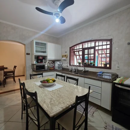Imagem Este amplo sobrado com 321m², possuí uma planta bem distribuída e atemporal, oferecendo um lar ac...