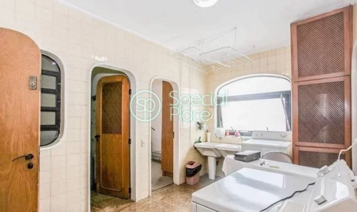 Imagem Belíssimo apartamento com 350m² de área privativa, 5 dormitórios ( 2 suítes ) e 4 vagas na gara...