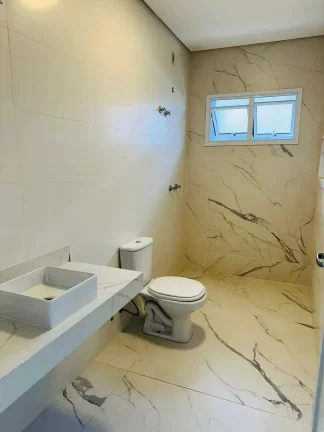 Imagem Casa alto padrão 3 dormitórios sendo 1 suíte e 2 demi-suítes e 2 vagas em Florianópolis/SC