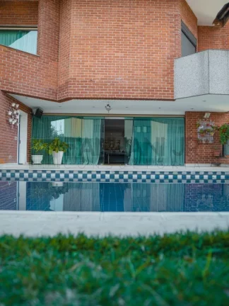 Imagem Vendo linda cobertura duplex localizada em ponto estratégico dos jardins, em prédio com tijolo a vista!!! Com 7 garagens, depósito no subsolo do edif