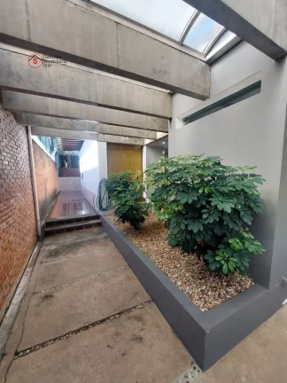Imagem CASA ASSOBRADADA A VENDA, 500 METROS DE TERRENO. 4 DORMITÓRIOS, SENDO 2 SUITES (1 DELAS COM CLOSET E VARANDA), 2 SALAS GRANDES COM AR CONDICIONADO.