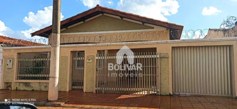 Imagem Casa com 3 dormitórios à venda, 190 m² por R$ 550.000,00 - Setor Social - Itumbiara/GO
