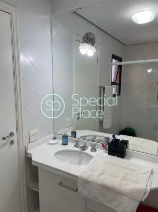 Imagem Este lindo e amplo imóvel conta com 3 quartos, sendo 3 suítes, 5 banheiros e 4 vagas de garagem de...