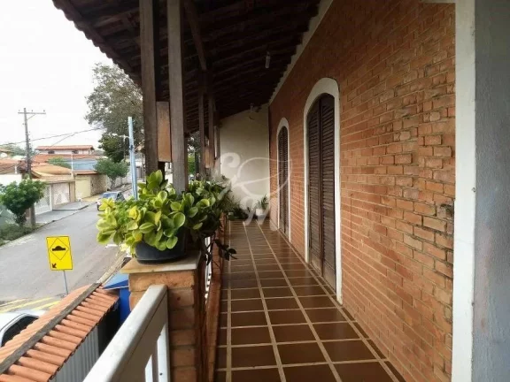 Imagem Casa avarandada com cômodos amplos