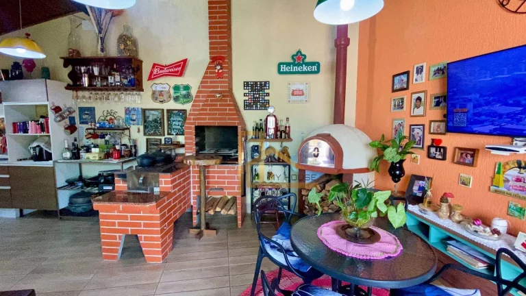 Imagem Aconchegante casa com 3 quartos em condomínio Clube, com Vista Perene Para a Mulher de Pedras em Vargem Grande Teresópolis-RJ.