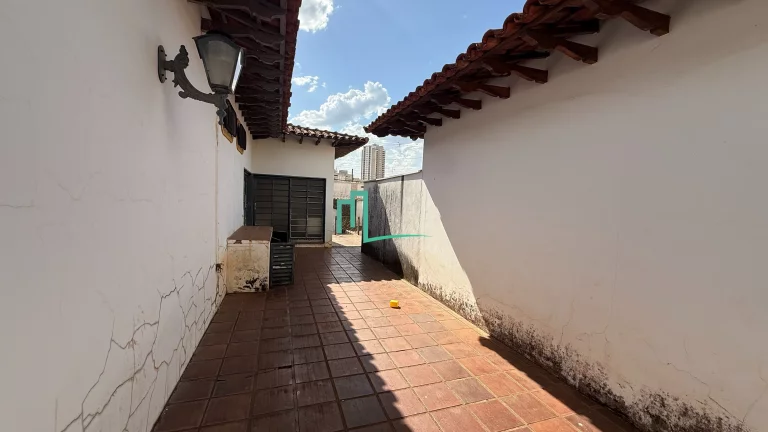 Imagem EXCELENTE IMÓVEL COMERCIAL/RESIDENCIAL DISPONIVEL Á VENDA NA VILA INDUSTRIAL EM LOCALIZAÇÃO PRIVILEGIADA DO BAIRRO COM 04 LOTES NO TOTAL.