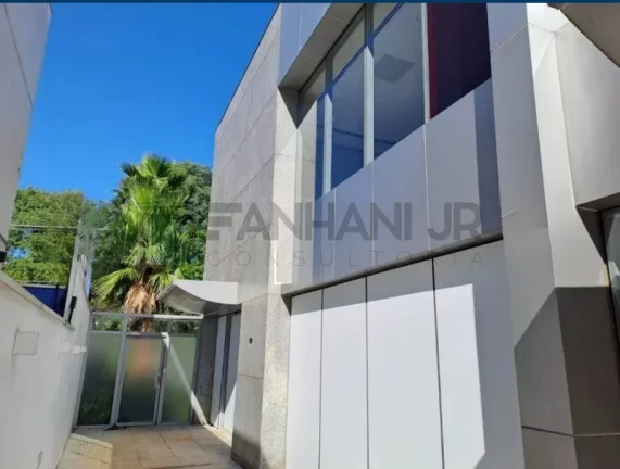 Imagem Excelente oportunidade de locação! Prédio Comercial de 600 m² de alto padrão, com uma localização privilegiada em uma via de grande circulação. Este i