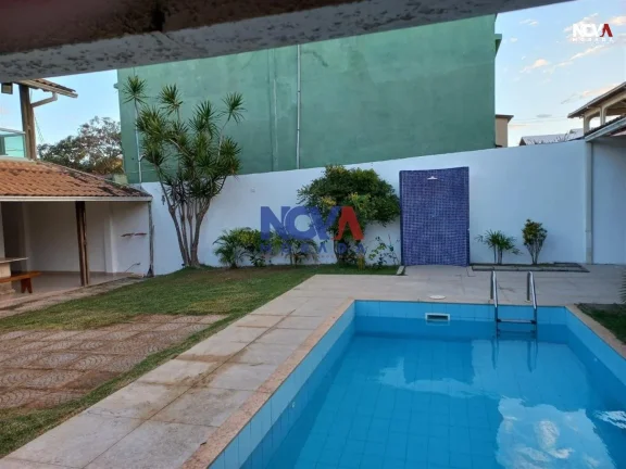 Imagem Venha viver com todo o conforto e requinte em uma casa que redefine o conceito de lar. Esta espetacu...