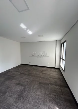 Imagem Sala comercial com 37M², piso elevado,1 banheiro, mini copa, varanda, fechadura eletrônica e 1 vag...