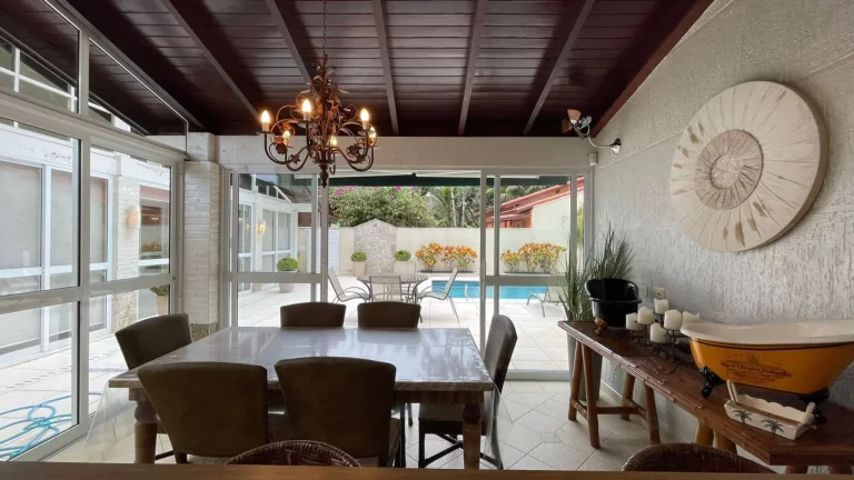 Imagem Casa de Luxo à Venda em Riviera de São Lourenço Módulo 30: 4 quartos, 1 suíte, 2 salas, 4 vagas, 220m² de área. Aproveite!