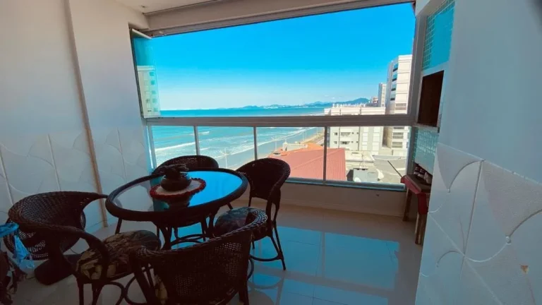Imagem Apartamento à venda na praia de Gravatá em Navegantes, localizado na quadra mar, com 3 dormitórios, pronto para morar e semi mobiliado com a Adriano Carpes Imóveis.